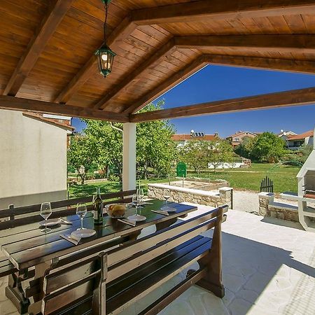 Charming Beachfront Holiday Home In Πόρετς Δωμάτιο φωτογραφία