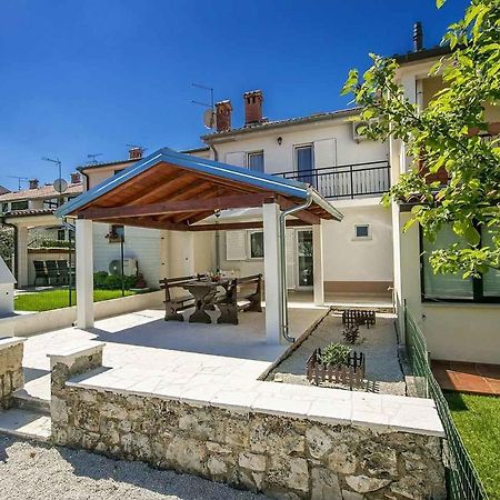 Charming Beachfront Holiday Home In Πόρετς Εξωτερικό φωτογραφία