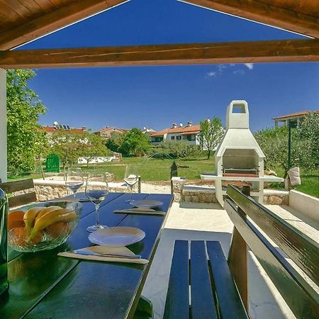 Charming Beachfront Holiday Home In Πόρετς Εξωτερικό φωτογραφία