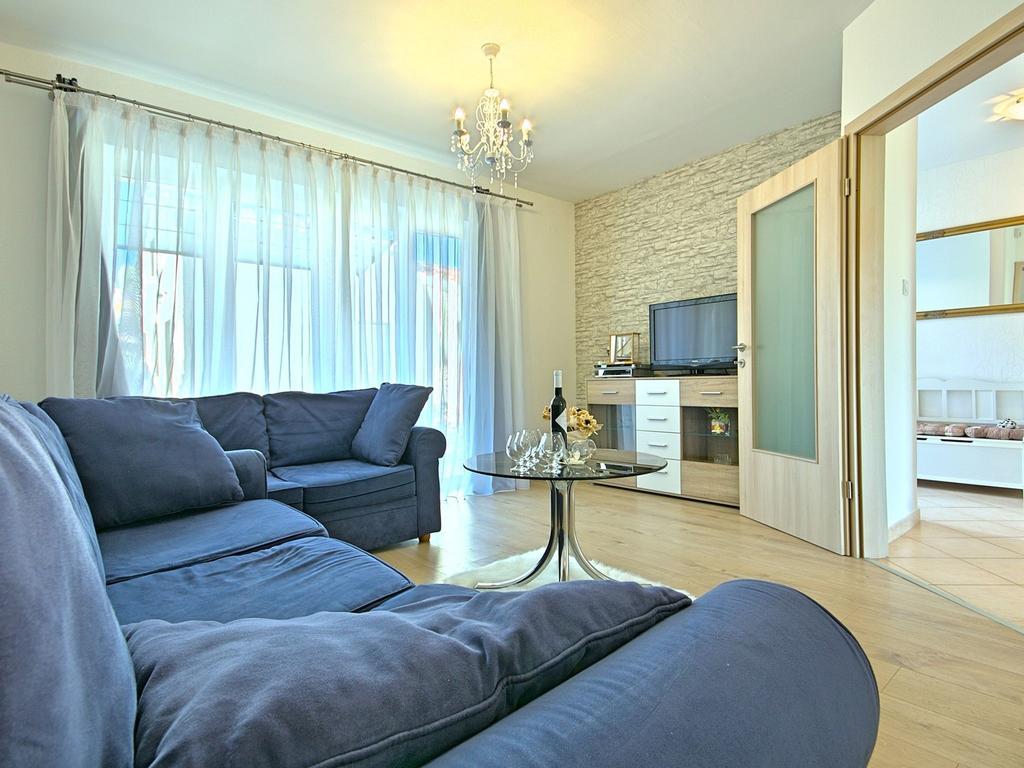 Charming Beachfront Holiday Home In Πόρετς Εξωτερικό φωτογραφία