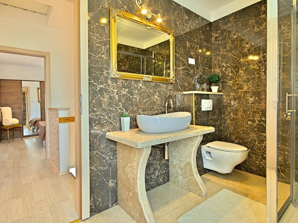 Charming Beachfront Holiday Home In Πόρετς Εξωτερικό φωτογραφία