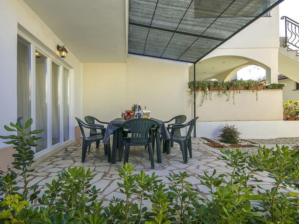 Charming Beachfront Holiday Home In Πόρετς Εξωτερικό φωτογραφία