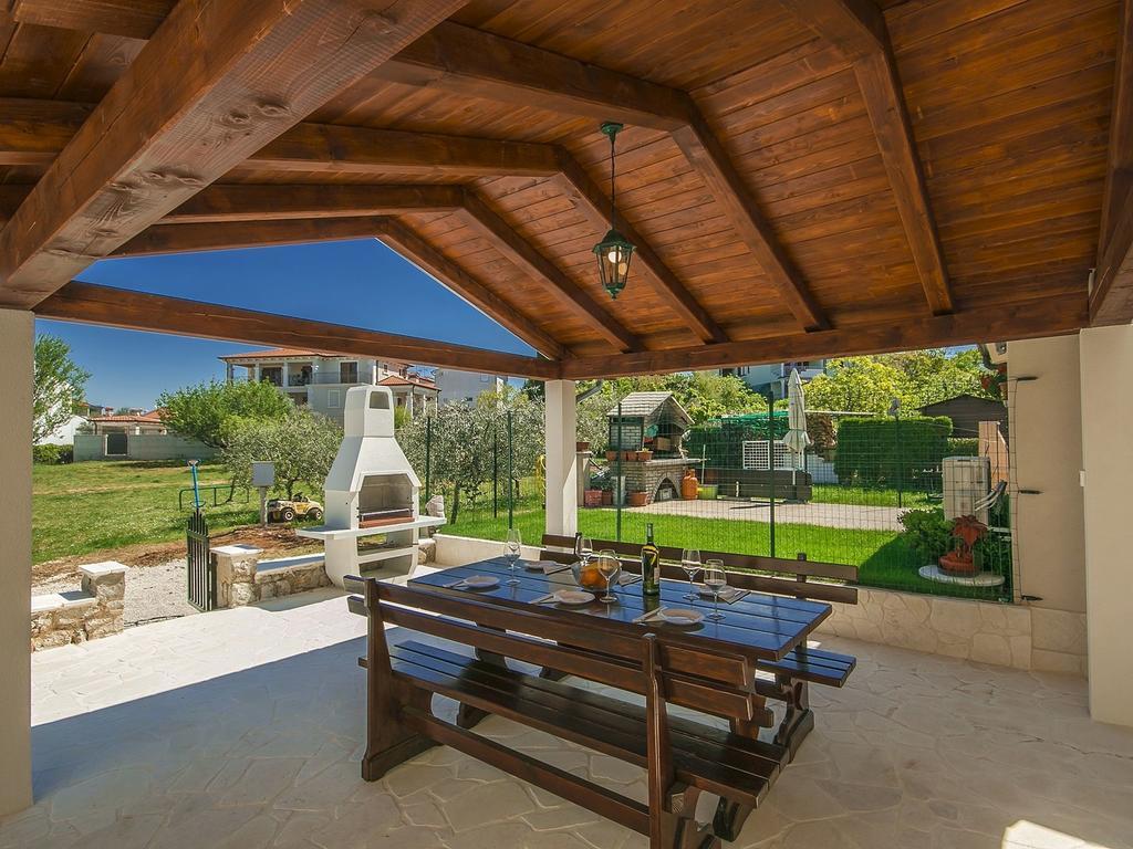 Charming Beachfront Holiday Home In Πόρετς Δωμάτιο φωτογραφία