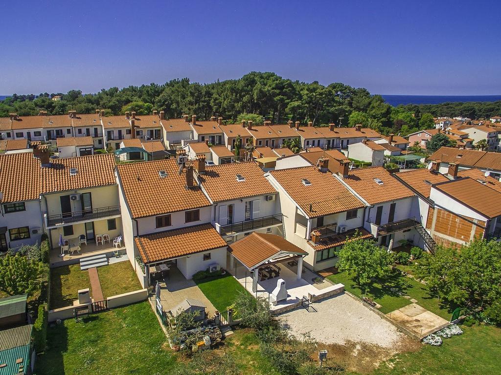 Charming Beachfront Holiday Home In Πόρετς Δωμάτιο φωτογραφία