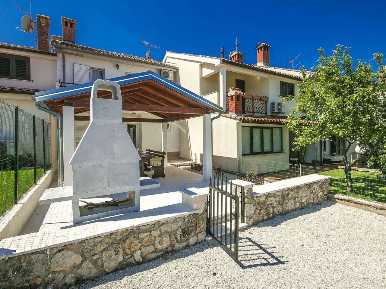 Charming Beachfront Holiday Home In Πόρετς Εξωτερικό φωτογραφία