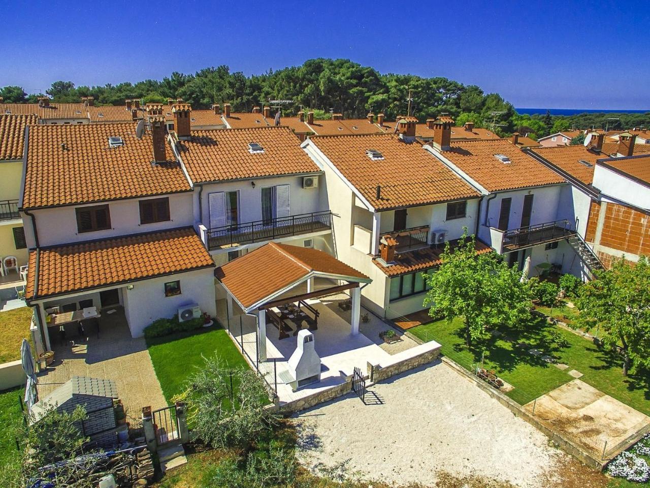Charming Beachfront Holiday Home In Πόρετς Εξωτερικό φωτογραφία