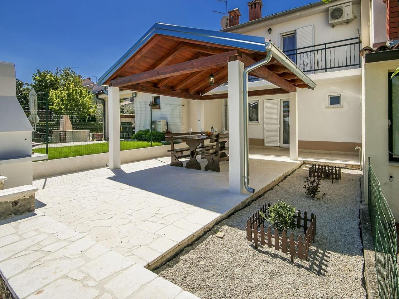 Charming Beachfront Holiday Home In Πόρετς Εξωτερικό φωτογραφία