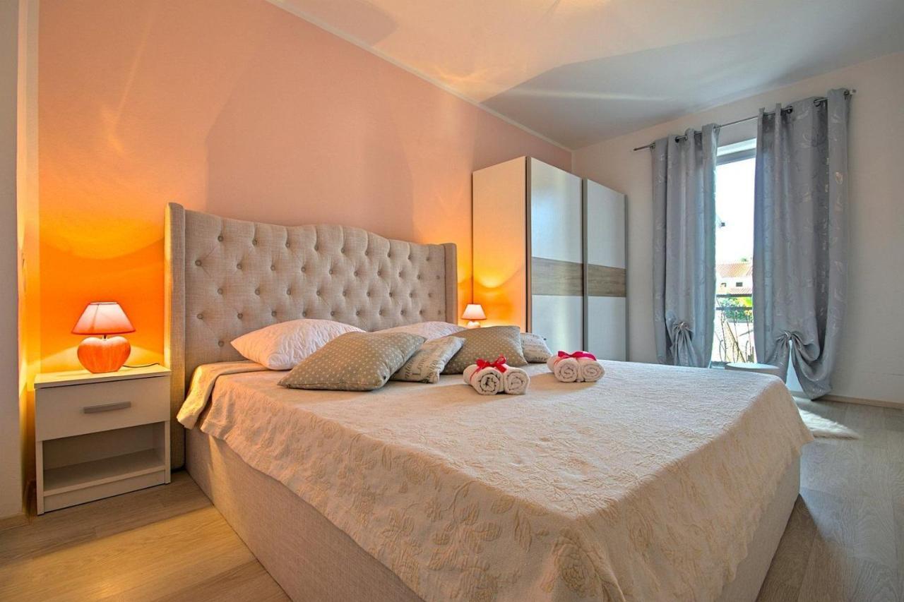 Charming Beachfront Holiday Home In Πόρετς Εξωτερικό φωτογραφία