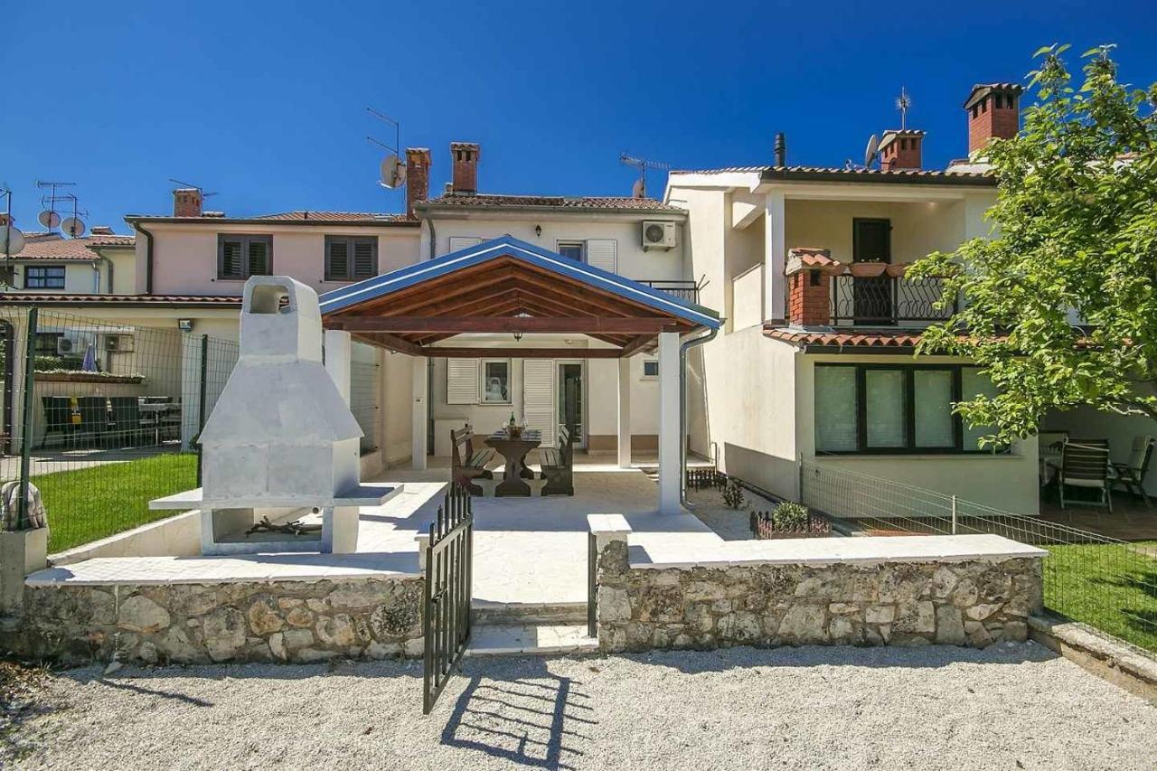 Charming Beachfront Holiday Home In Πόρετς Εξωτερικό φωτογραφία