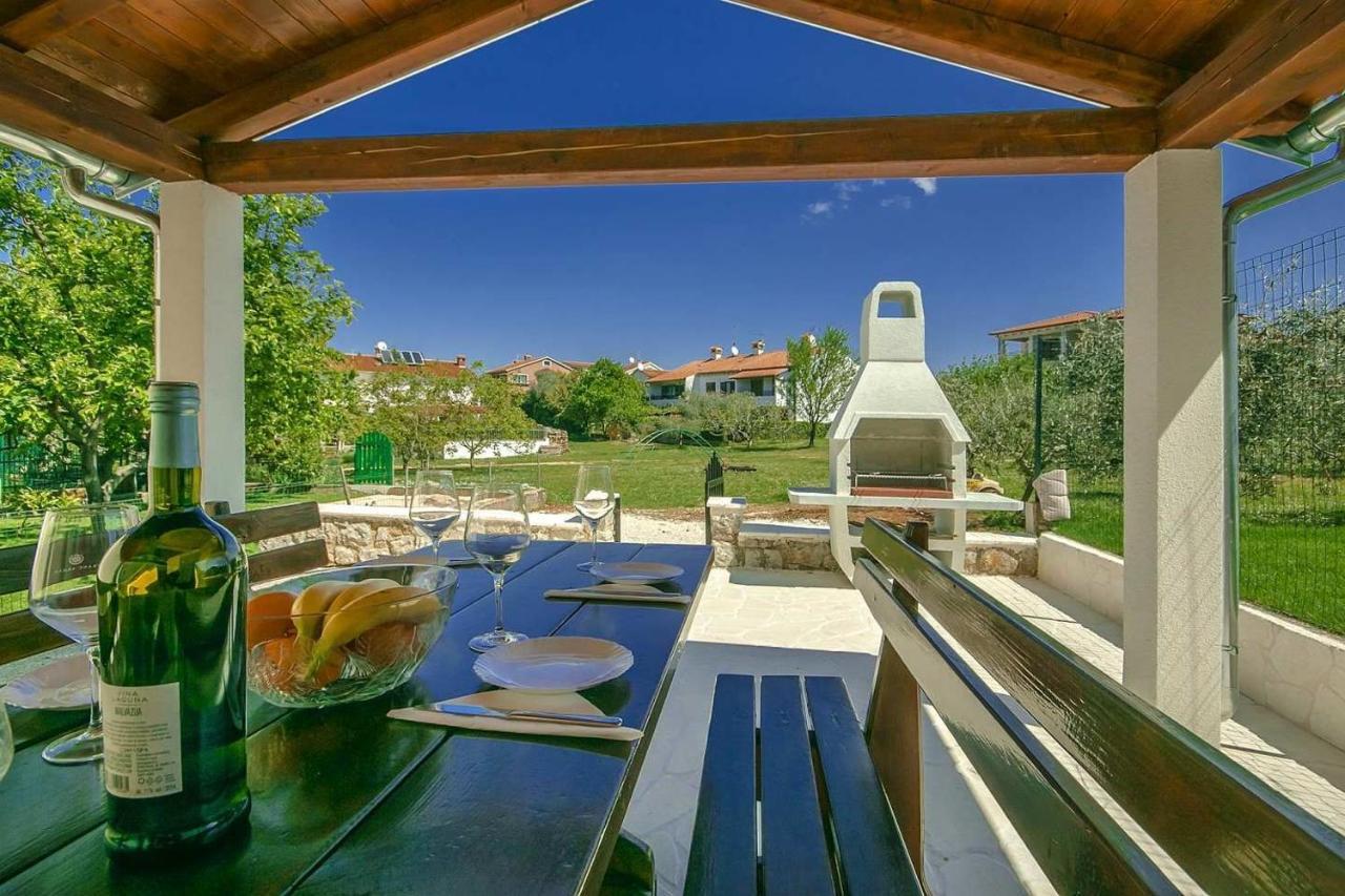 Charming Beachfront Holiday Home In Πόρετς Εξωτερικό φωτογραφία