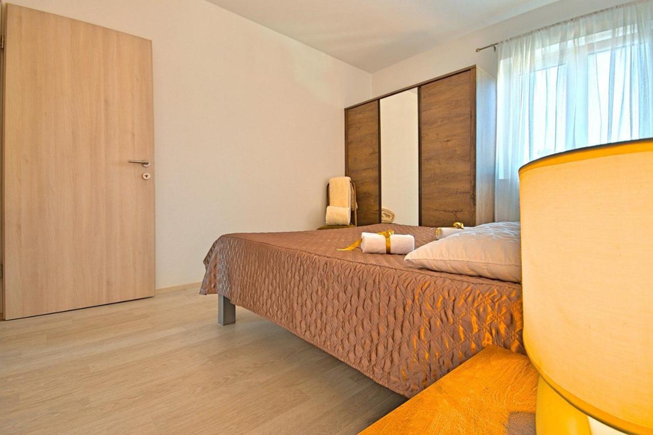 Charming Beachfront Holiday Home In Πόρετς Εξωτερικό φωτογραφία