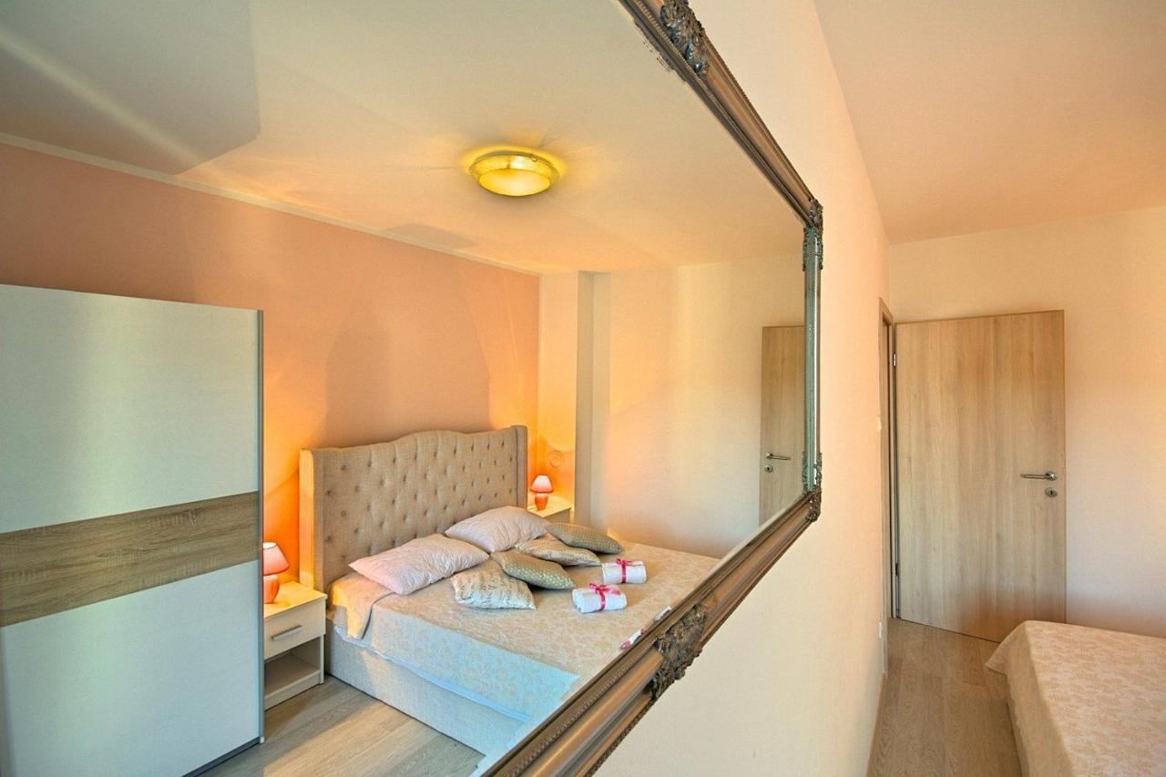 Charming Beachfront Holiday Home In Πόρετς Εξωτερικό φωτογραφία