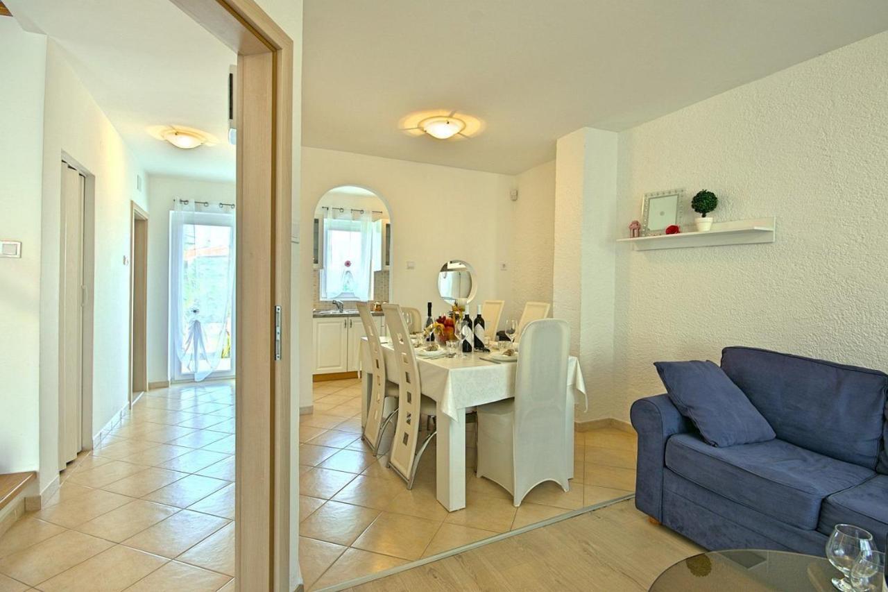 Charming Beachfront Holiday Home In Πόρετς Εξωτερικό φωτογραφία