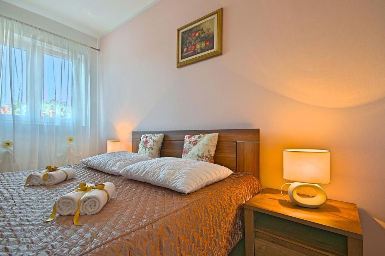 Charming Beachfront Holiday Home In Πόρετς Εξωτερικό φωτογραφία