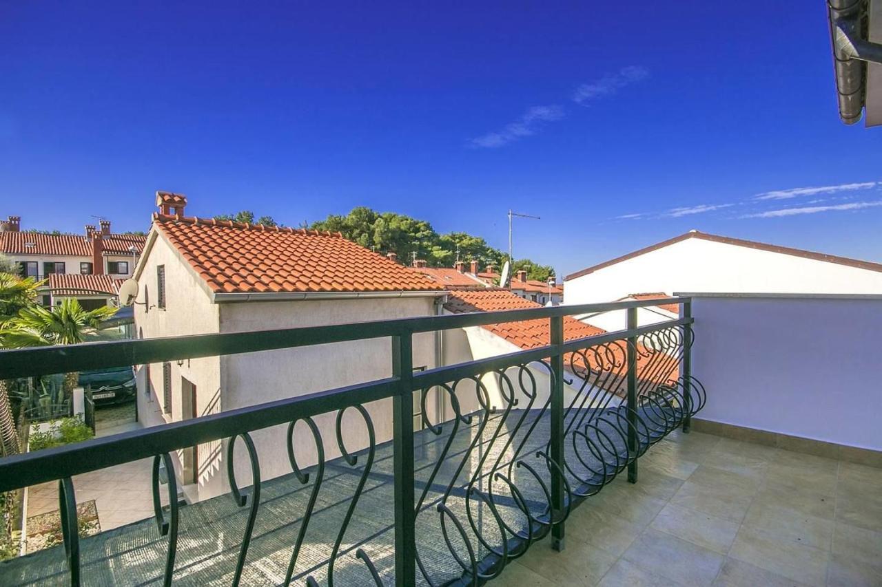 Charming Beachfront Holiday Home In Πόρετς Εξωτερικό φωτογραφία