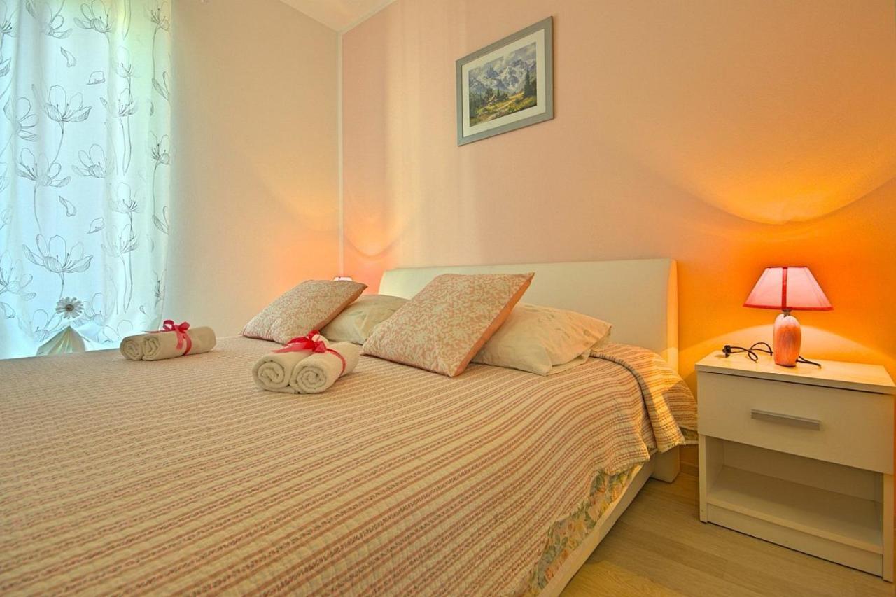 Charming Beachfront Holiday Home In Πόρετς Εξωτερικό φωτογραφία