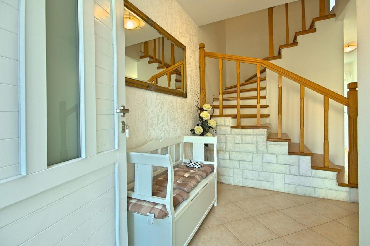 Charming Beachfront Holiday Home In Πόρετς Εξωτερικό φωτογραφία